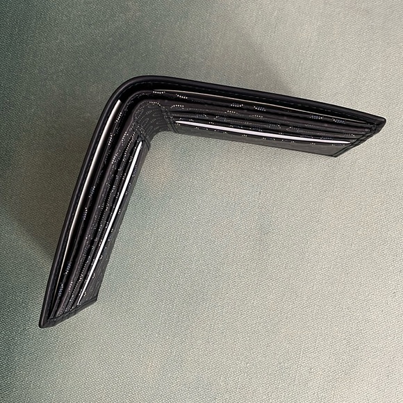 Authentic Gucci Bi-Fold Leather Wallet - Picture 11 of 11